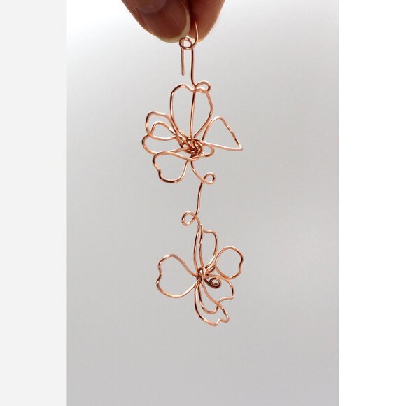 Extra long playful mismatched flowers and butterfly copper wire earrings - Picture 3 of 7